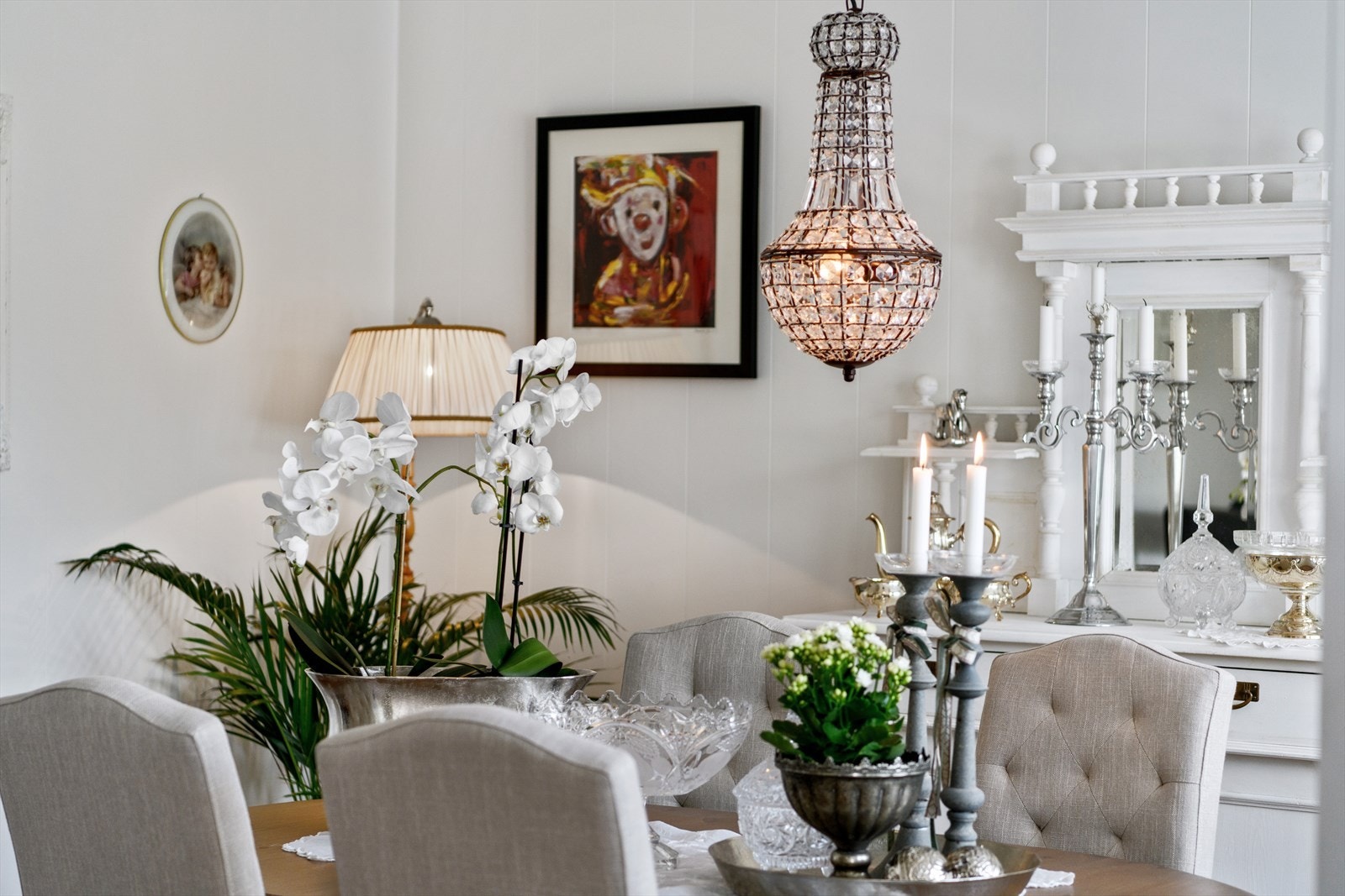 Rommet har rikelig med dagslys fra flere vindusflater, deriblant en dør med glassfelt ut til terrassen. Solskjerming fra 2019 medfølger. Galleribilde