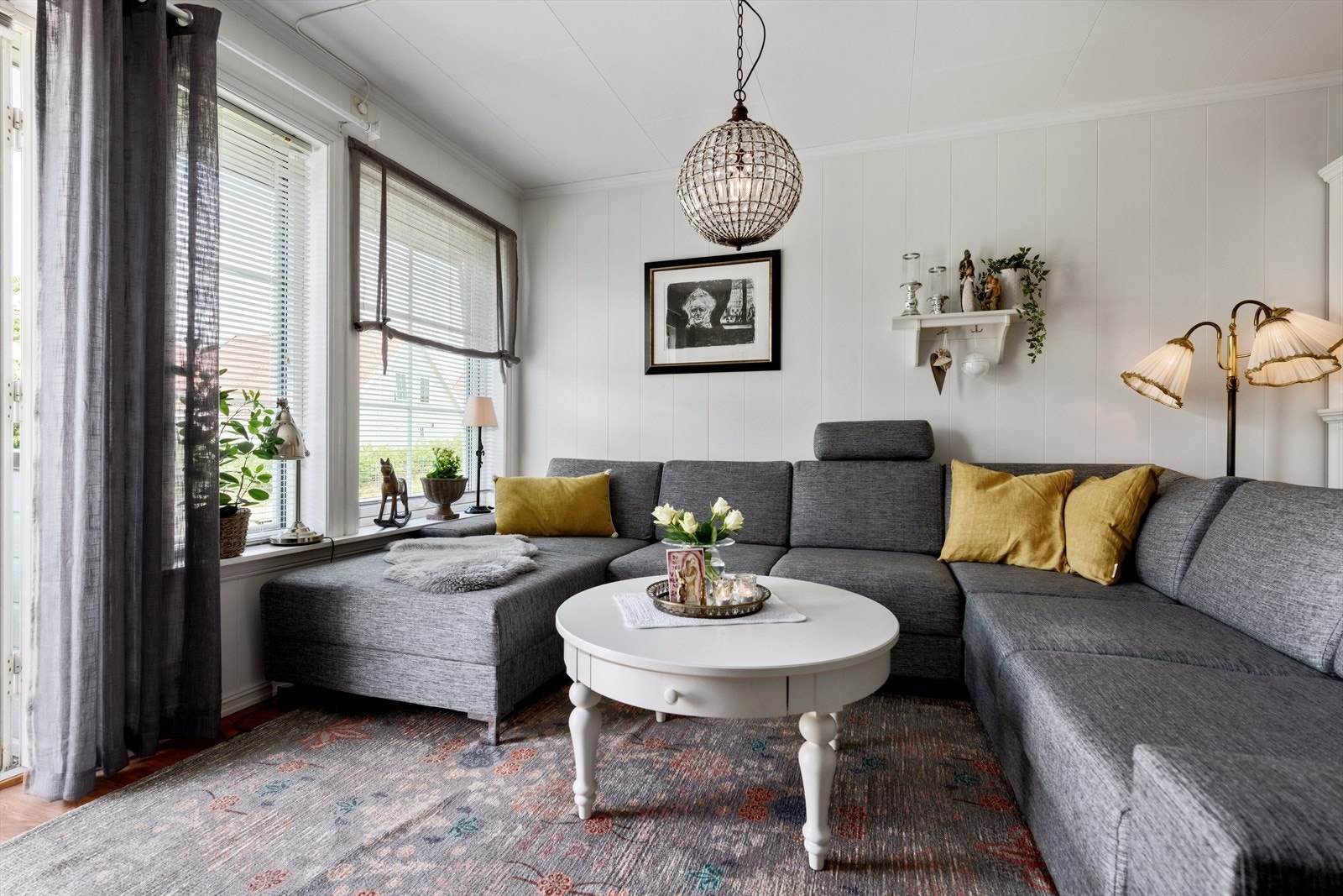 I stuen for øvrig er det god plass til en stor sofaløsning med tilhørende møblement. Galleribilde