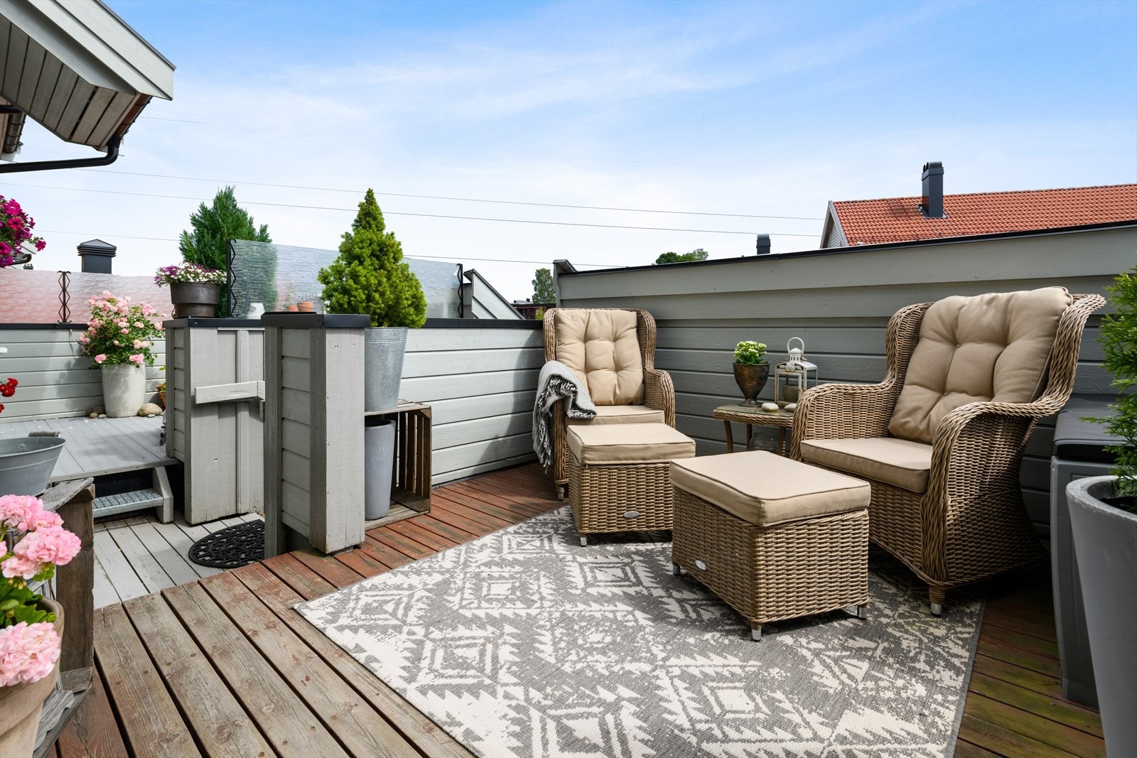 Ved inngangspartiet er det en adkomstterrasse med formiddagssol og plass til sittegruppe. Galleribilde