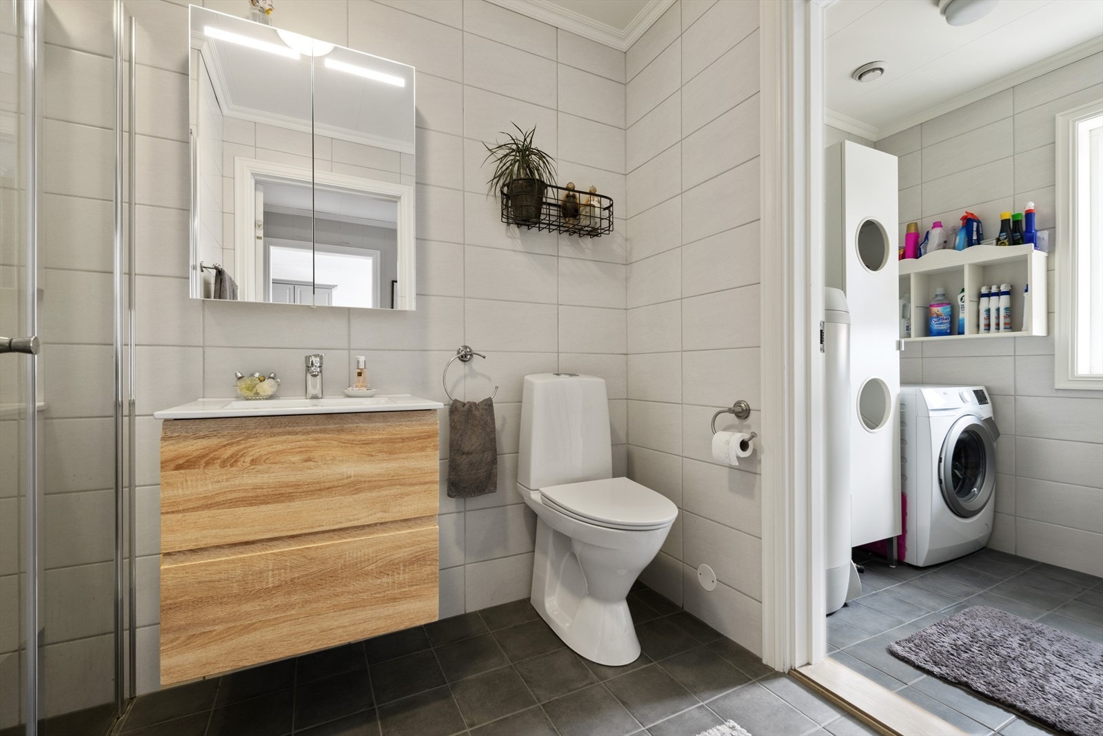 Leiligheten har to bad og eget vaskerom. Galleribilde