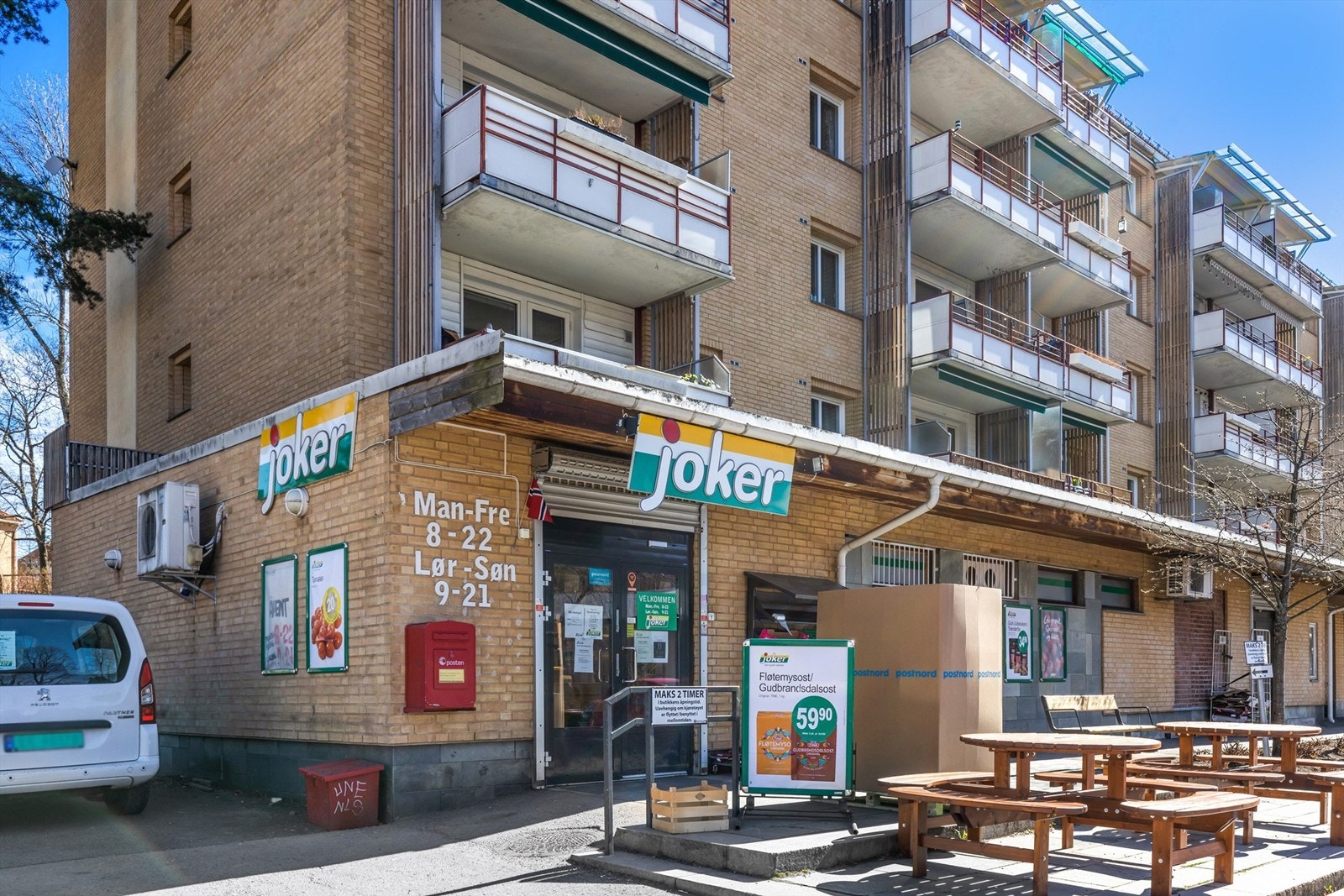 Midt i borettslaget (150 m fra leiligheten) er det en søndagsåpen Jokerbutikk. Galleribilde