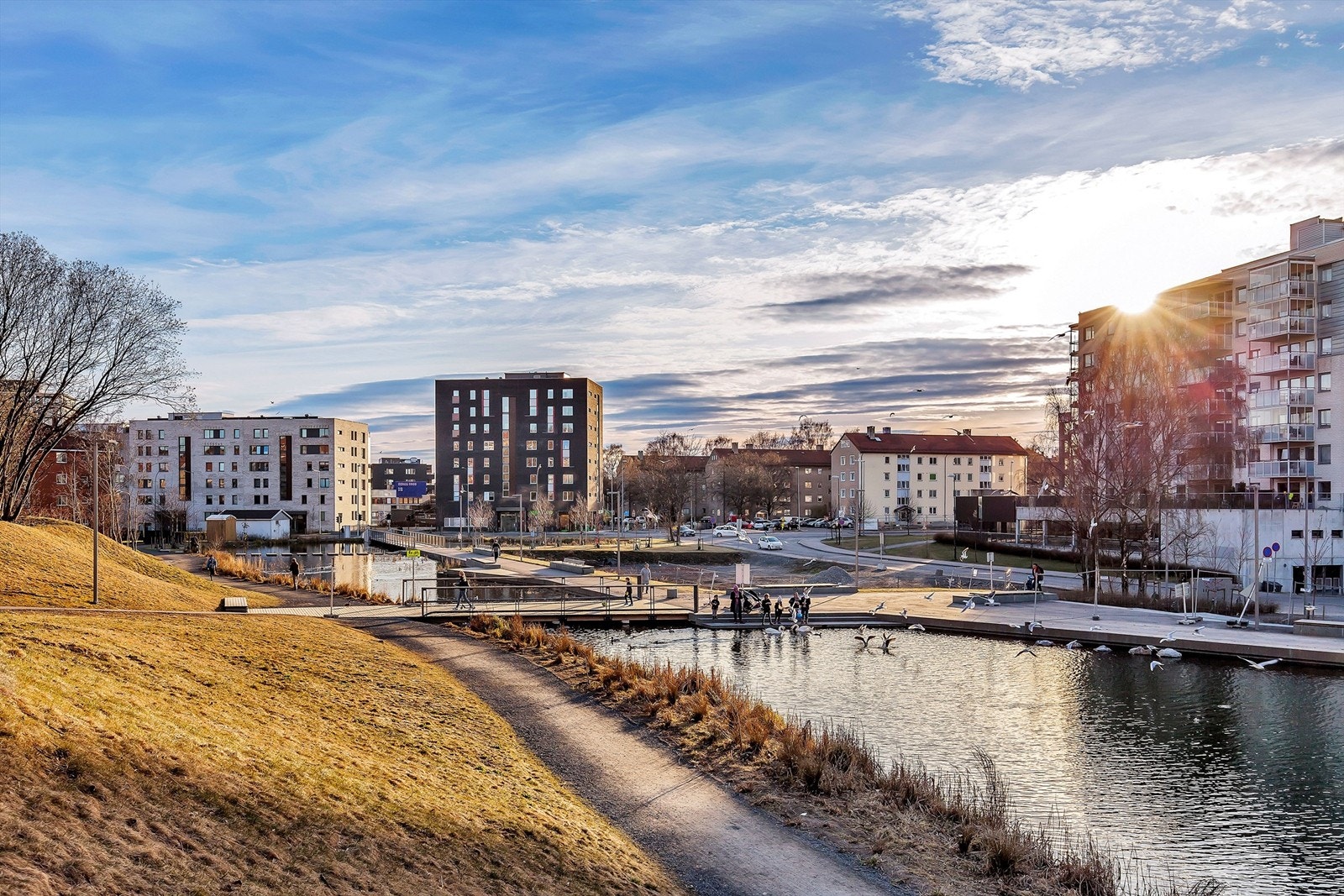 Ved teglverksdammen går det en gangsti opp til St. Jørgens vei og videre rundt på Valle Hovin. Galleribilde