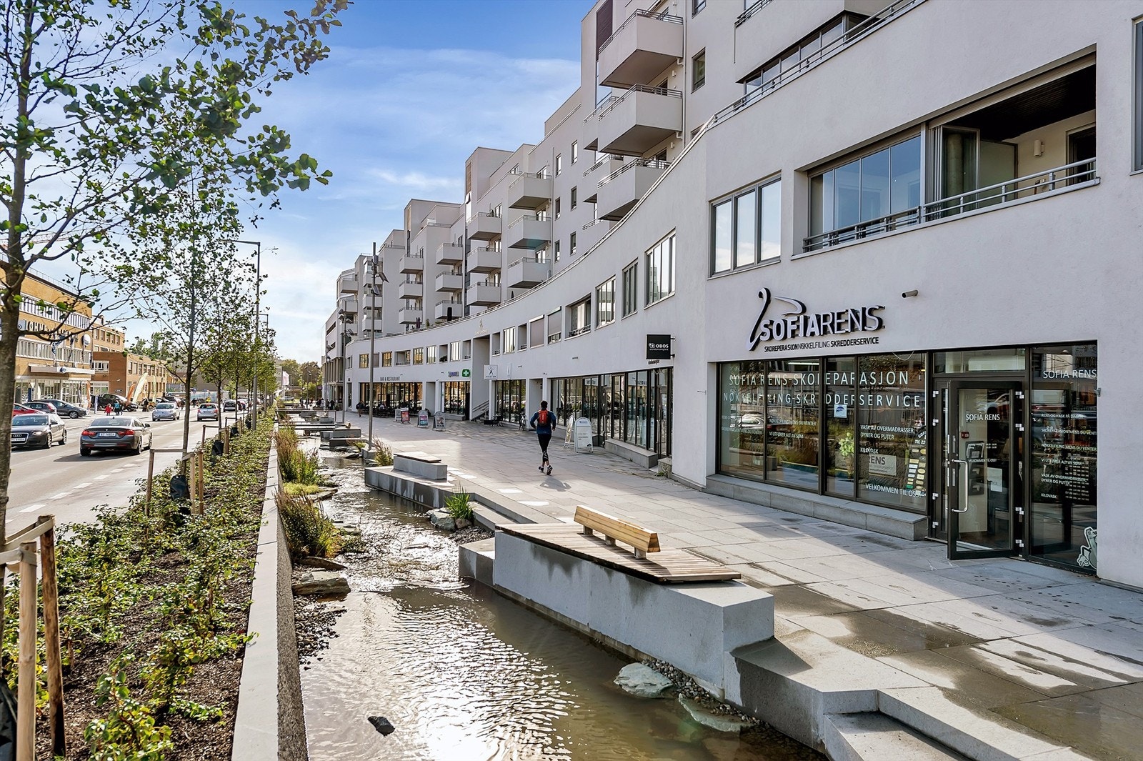 Gangavstand til Gladengveien på Ensjø hvor Hovinbekken renner nedover mot Ensjø Torg. Galleribilde