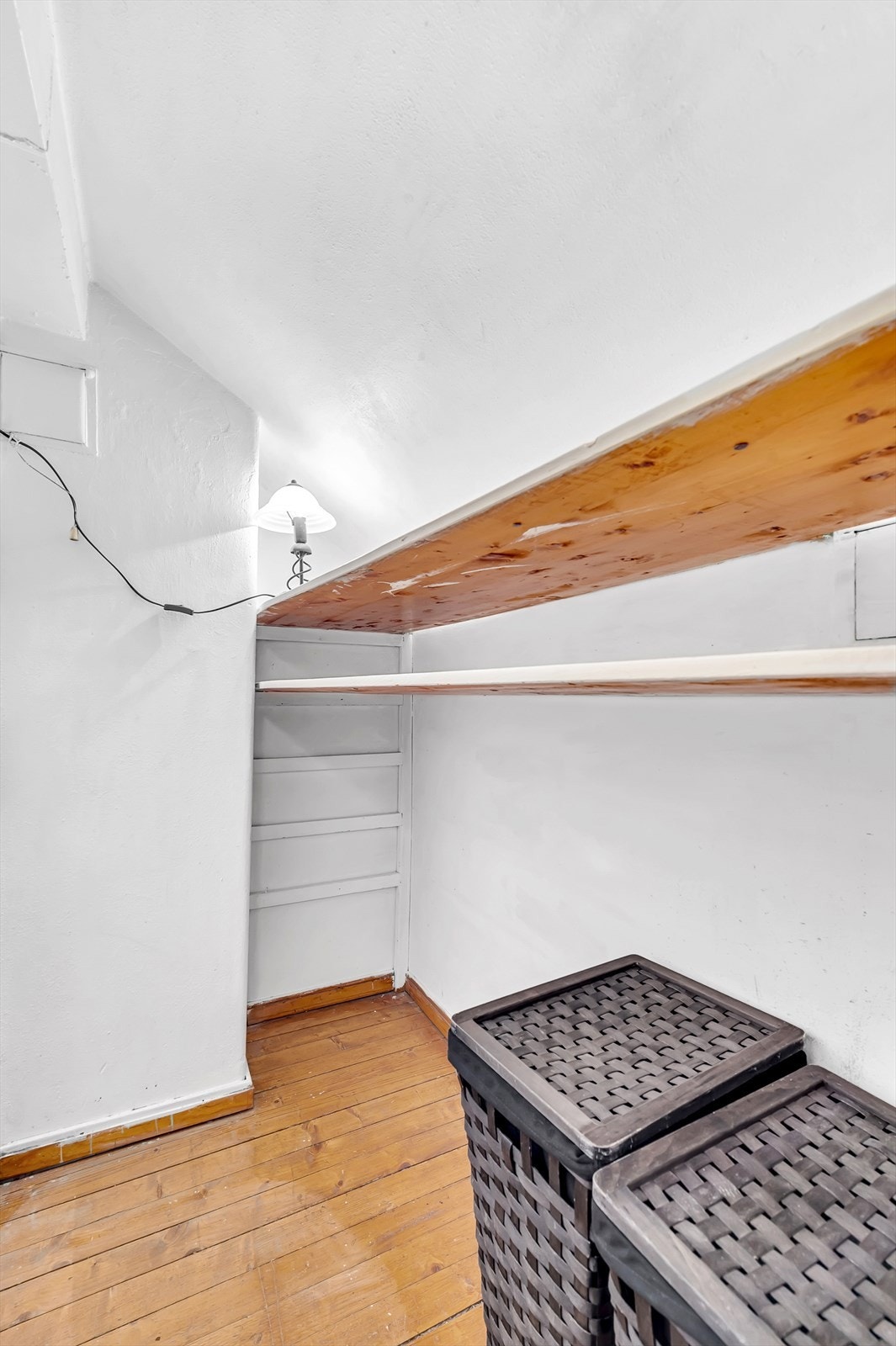 Fra badet er det adkomst til en praktisk bod med ekstra oppbevaringsplass og plass til f.eks. skittentøy. Galleribilde