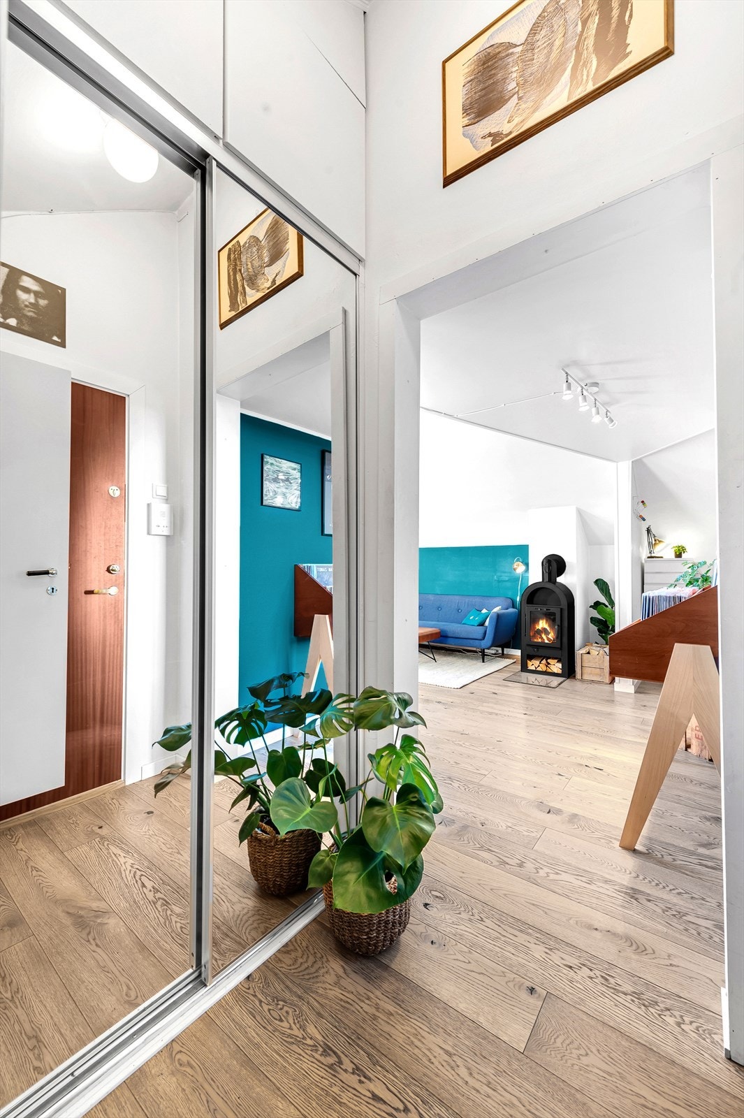 I entréen er det god oppbevaringsplass i en plassbygget skyvedørsgarderobe med speilfronter. Galleribilde