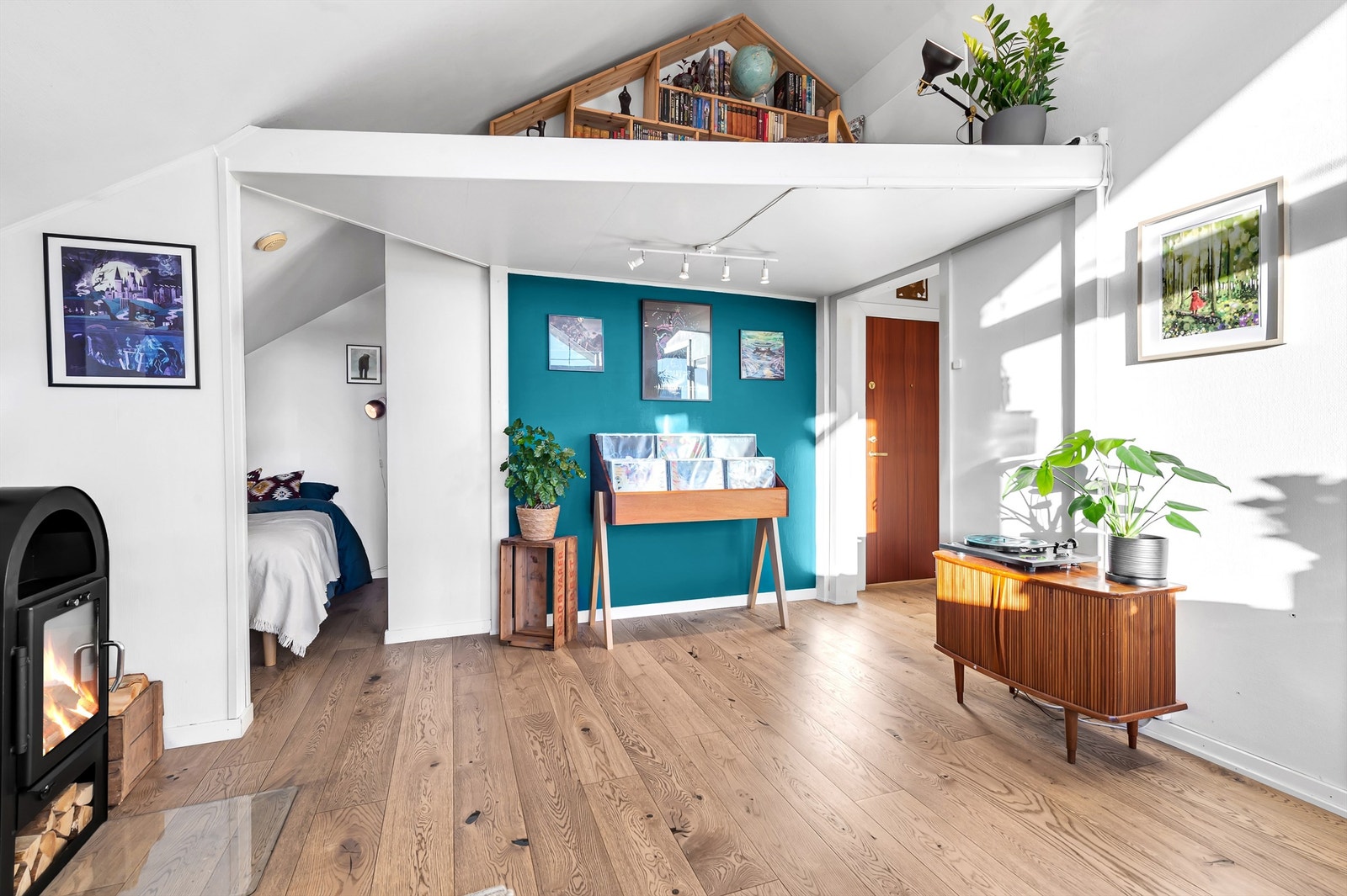 Rommet er i hovedsak lysmalt, med unntak av et par fondvegger som står fint til øvrige flater. Gulvet er belagt med rustikk en-stavs eiekparkett som var nytt i 2016. Galleribilde