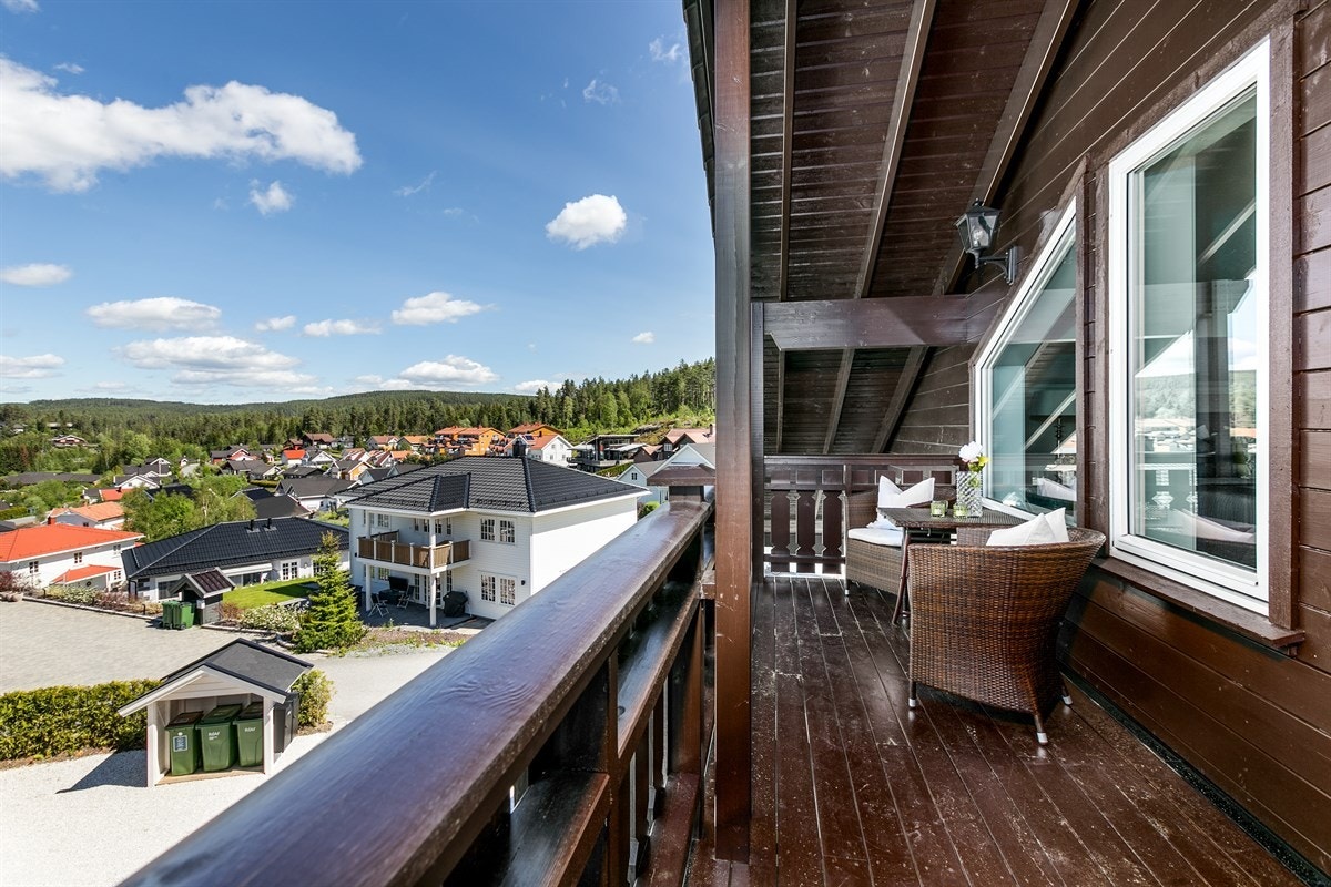 Fra loftstuen er det utgang til en overbygget terrasse på ca. 9 kvm. Galleribilde