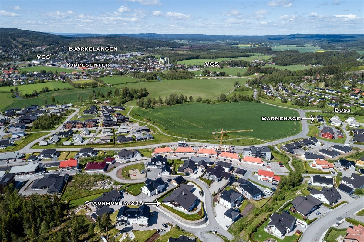 Området har nærhet til skoler, barnehager, offentlig kommunikasjon, flotte rekreasjonsområder og gode servicetilbud. Galleribilde