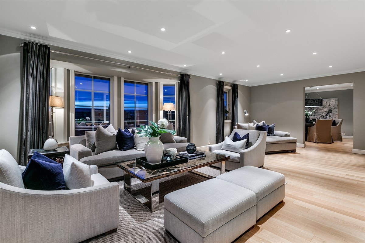 Rommet har lysmalte flater på vegg og det er lagt flott en-stavs eikeparkett på gulv levert av Kährs. Galleribilde