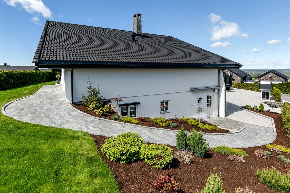 Meget pent opparbeidet hage! Galleribilde