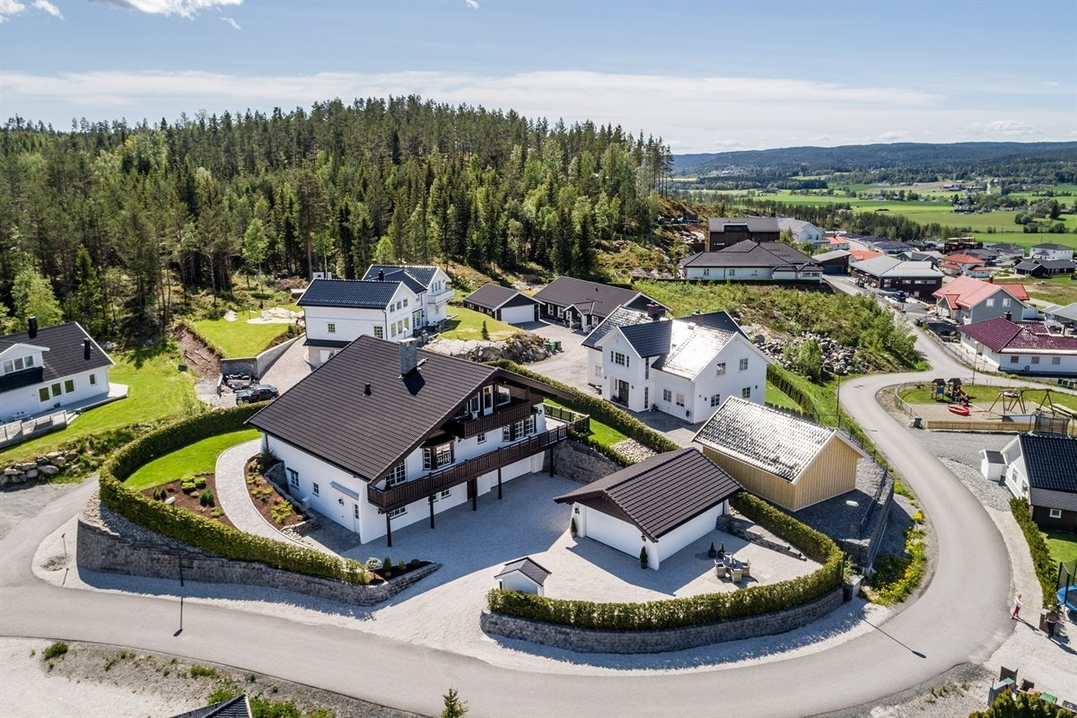 Eneboligen beliggende i et populært og nyere etablert boligområde i Festningsåsen, i Aurskog-Høland kommune. Galleribilde