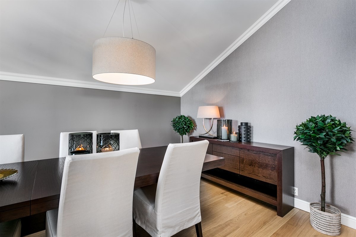 Rommet har en flott en-stavs eikeparkett på gulv levert av Kährs og lysmalte overflater, samt en delikat tapet av typen Flamant levert av Slettvoll på den ene veggen. Galleribilde