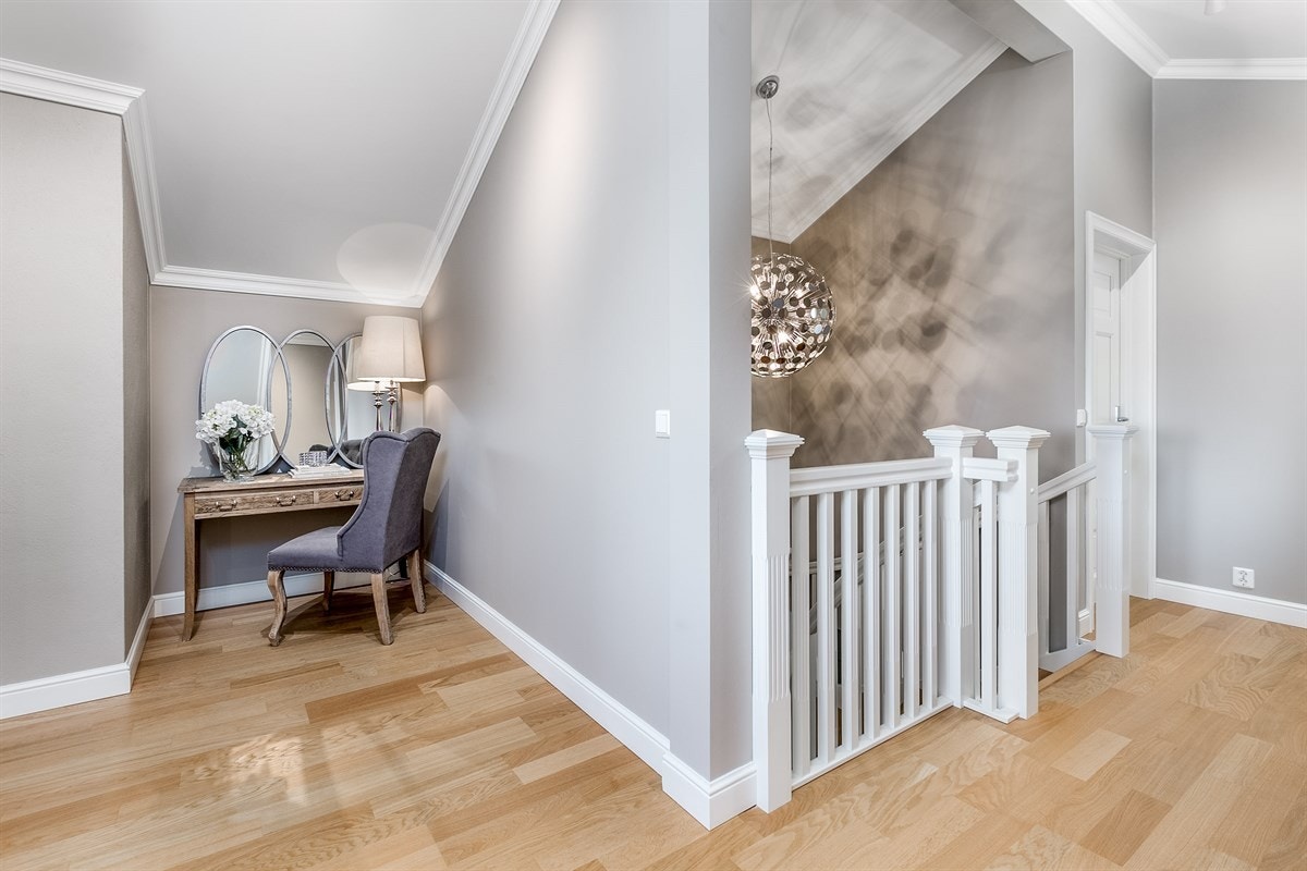 Det er plass til en liten kontorkrok i loftstuen. Galleribilde