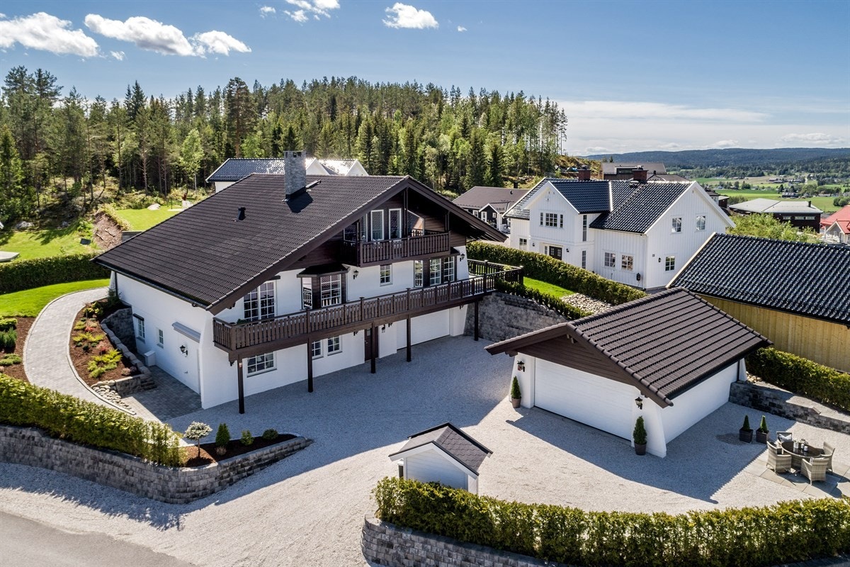 Eiendommen har en eiet tomt på ca. 1 112,3 kvm som er meget pent opparbeidet med gressplener, busker, trær, tujahekk, blomsterbed, steinsatt gangvei med belysning til inngangspartiet, singlet gårdsplass, m.v. Galleribilde