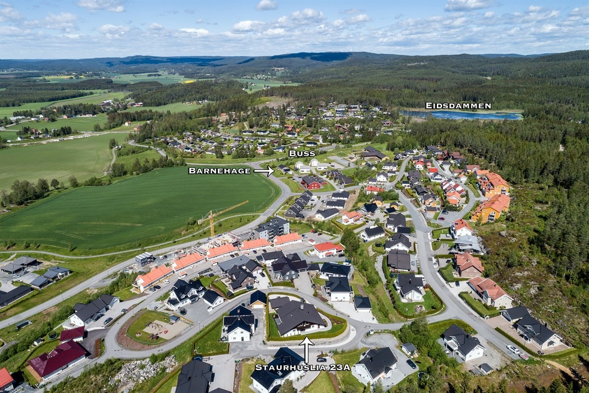 Fra boligen er det ca. 4,1 km til Bjørkelangen skole som er en 1-10 klasse skole. Skolen var nybygd vinteren 2018. Det går skolebuss fra bussholdeplassen som ligger ca. 700 m unna. Det er flere barnehager i nærheten. Galleribilde
