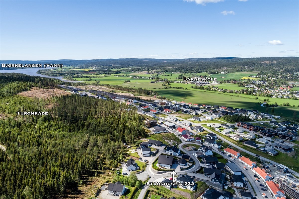 Umiddelbar nærhet til marka med mange flotte tur- og rekreasjonsområder. Røytjern (3 km) byr på badestrand, badebrygge og fiskebrygge. Mangenfjellet og områdene rundt i Aurskog - Høland har flotte steder å gå på tur i, både sommer og vinter. Galleribilde