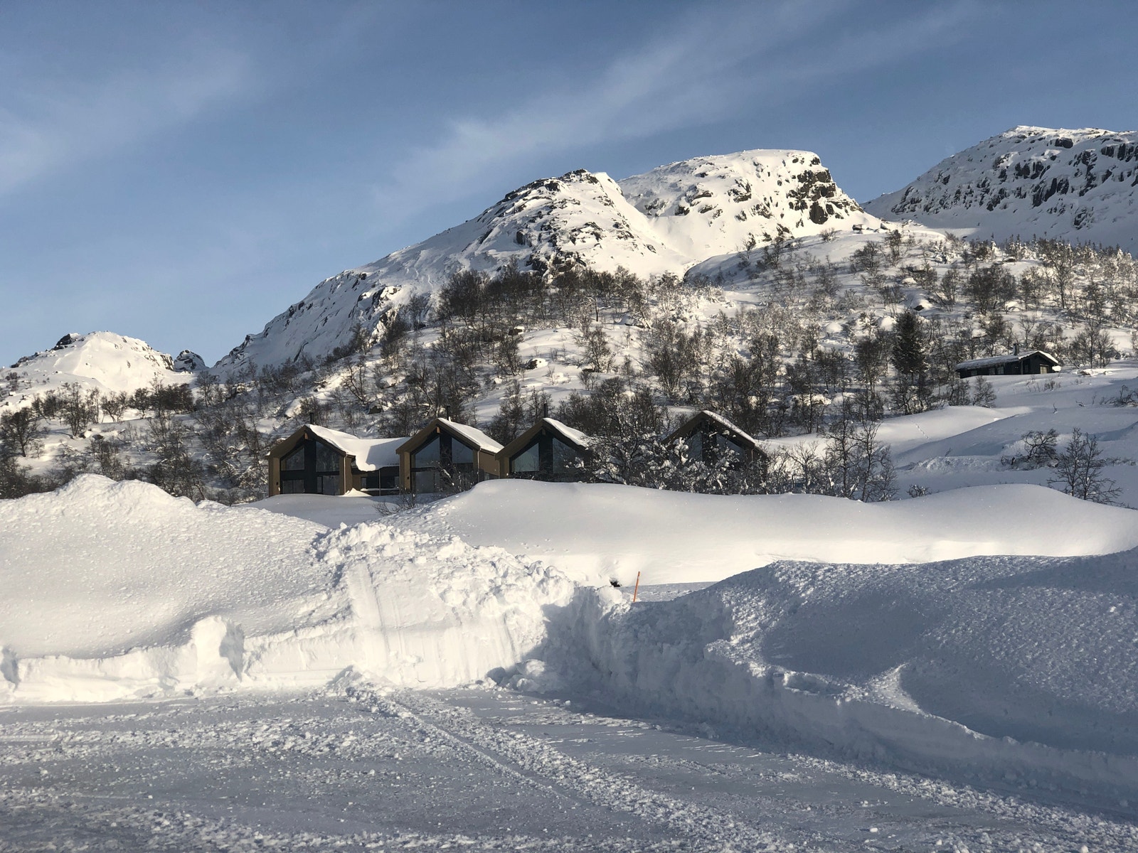 Bilde av oppførte like hytter Galleribilde