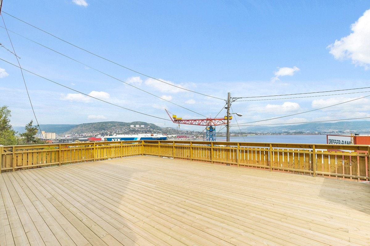 Terrassen ligger tilknyttet felles inngangsparti i underetasjen. Galleribilde