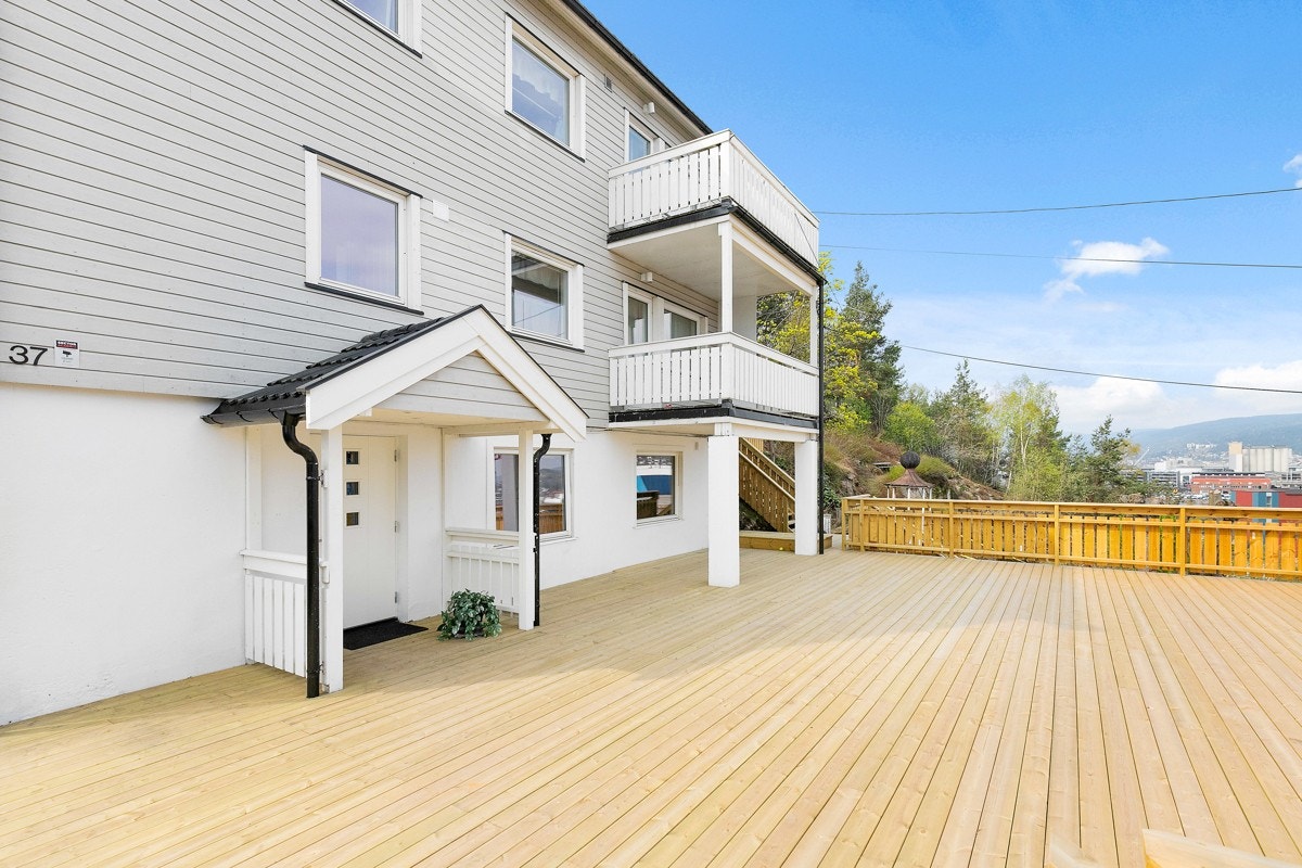 Boligen har en stor, solrik markterrasse fra 2018. Galleribilde