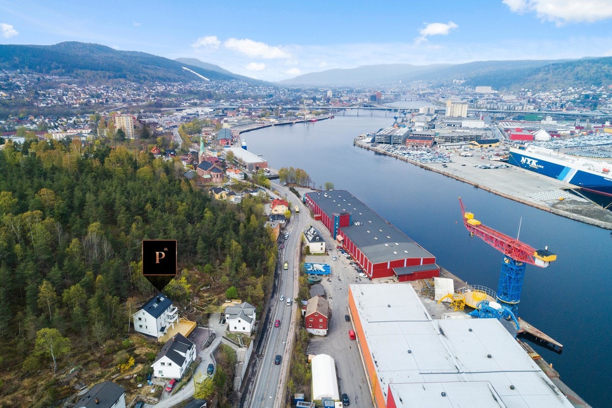 Boligen ligger innerst i en blindvei, og har fantastisk utsikt over Drammensfjorden. Galleribilde