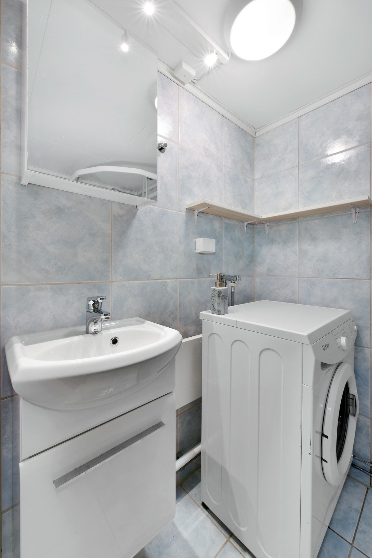 Her har du servant, skapinredning og opplegg for vaskemaskin. Galleribilde