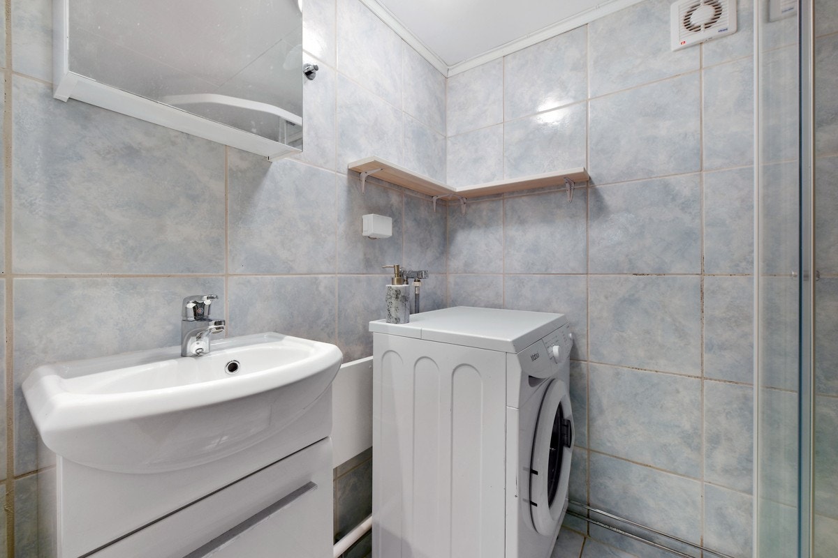 Videre har badet dusjkabinett og toalett. Galleribilde