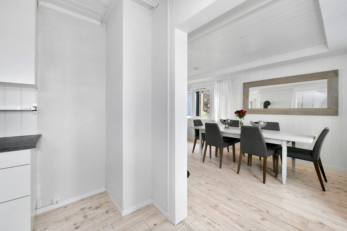 Fra kjøkken og inn til spisestue. Galleribilde