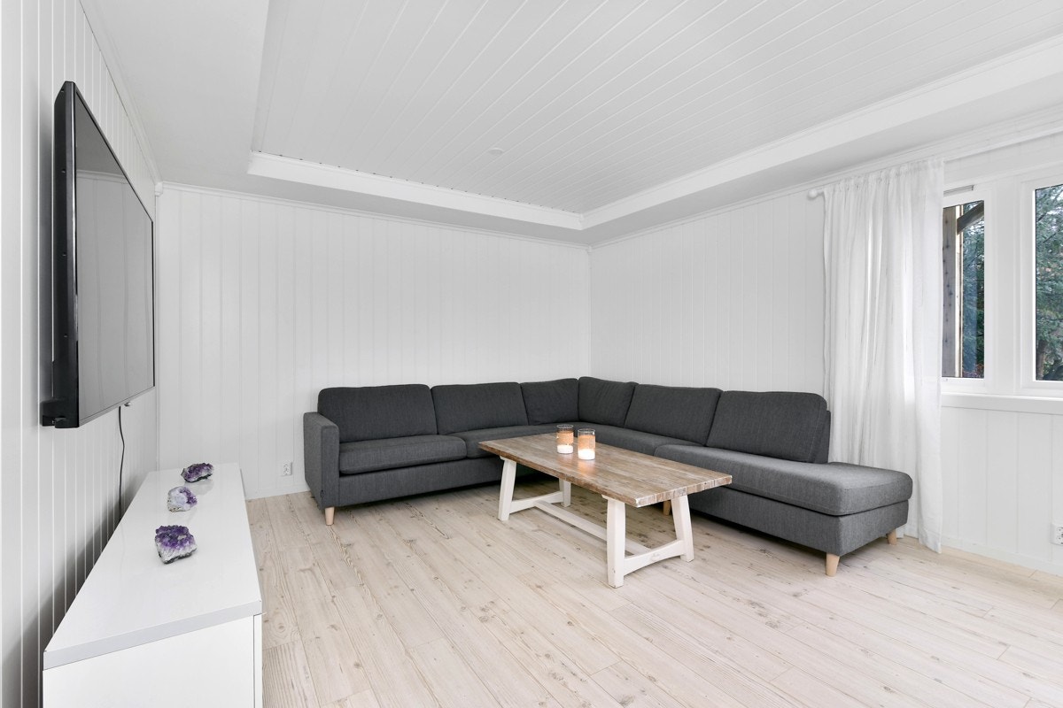 Stuen er stor nok for både sofagruppe og spisestue. Galleribilde