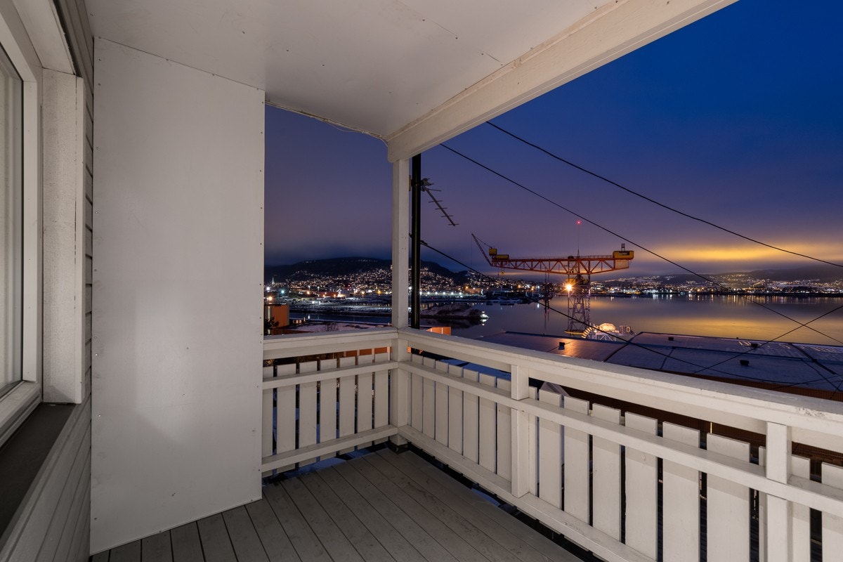 Fra stuen i første etasje er det utgang til en overbygget veranda. Galleribilde