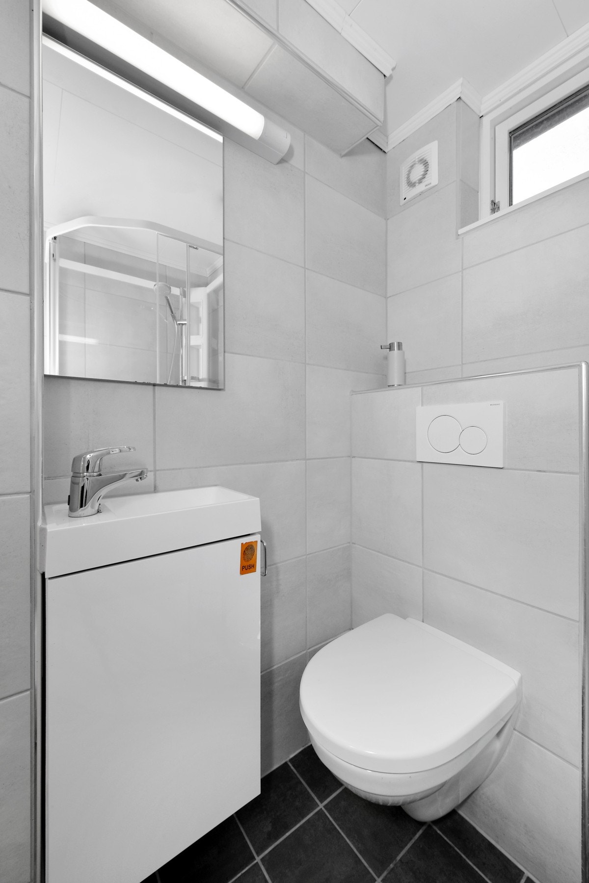 Det nyeste badet i underetasjen har servant, skapinnredning, dusjkabinett og tolaett. Galleribilde