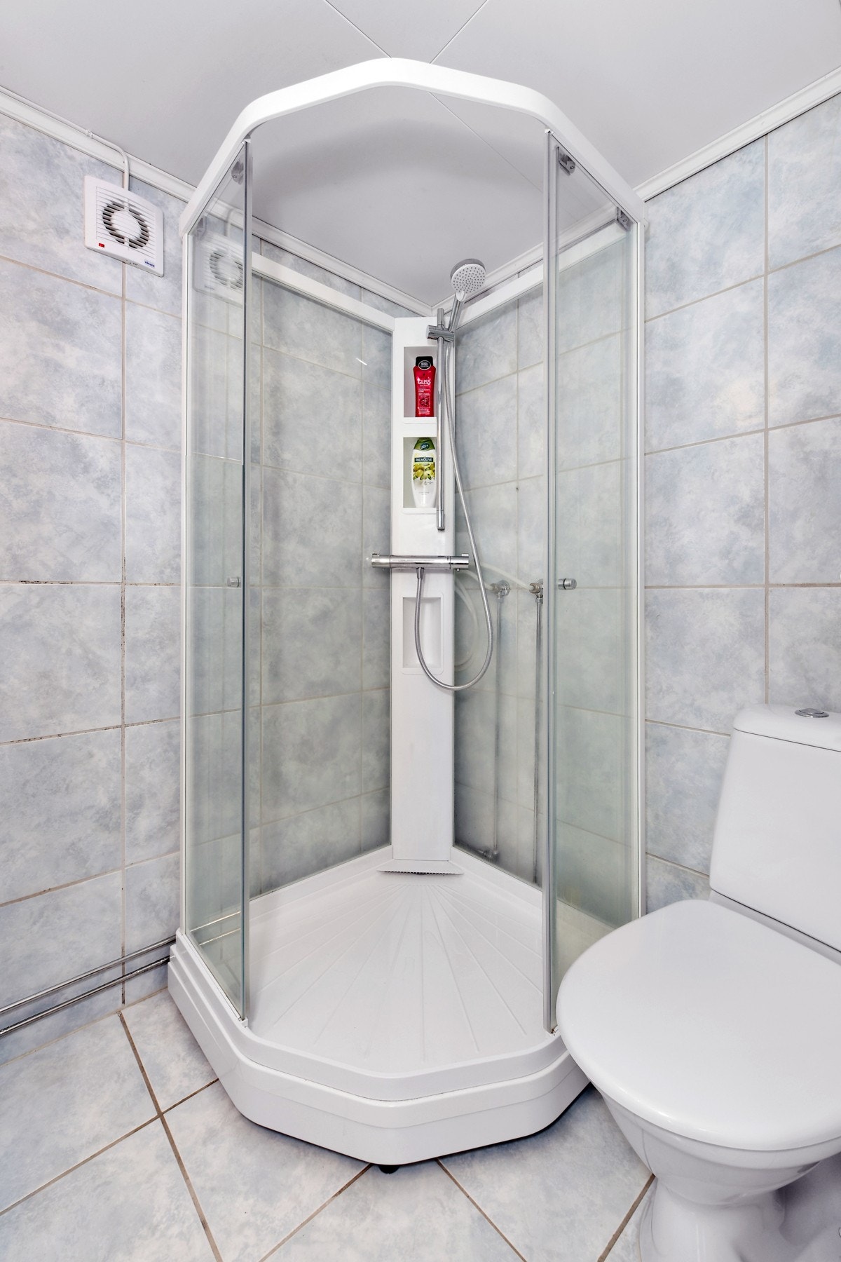 Underetasjen har 2 bad, her fra bad nr.1. Galleribilde