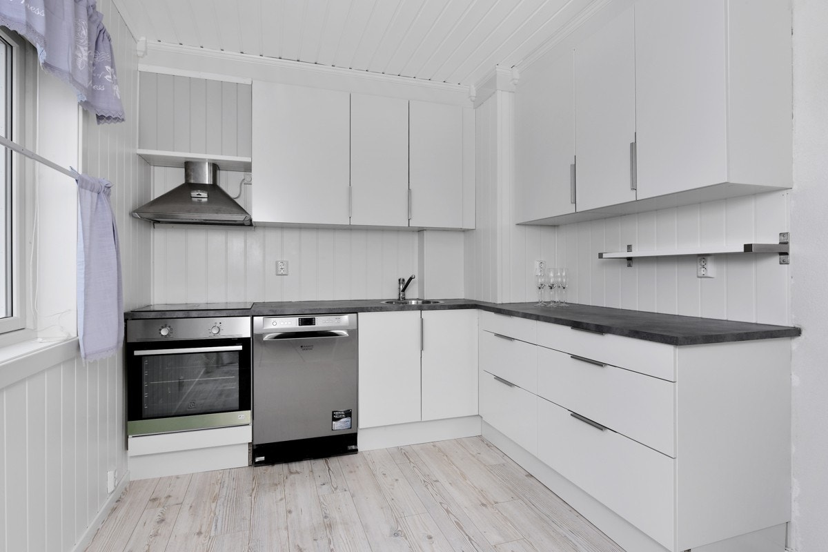 Platetopp og stekeovn er integrert, og det er nisje til oppvaskmaskin. Ventilatoren har kullfilter. Galleribilde