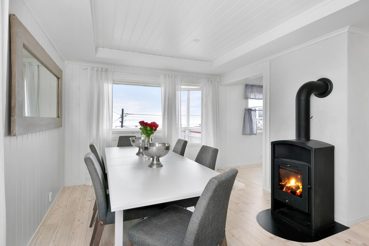 Spisestuen har en peisovn fra 2017. Galleribilde