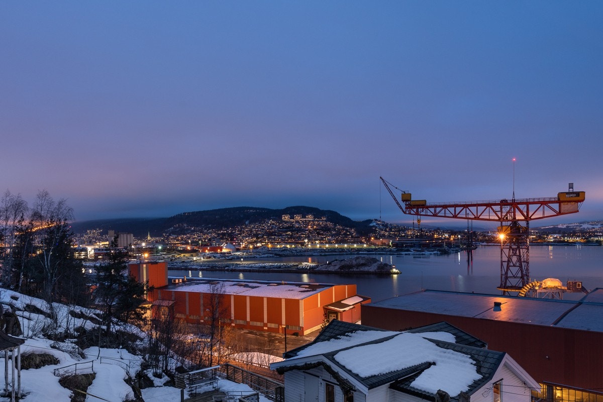 Eiendommen har 473 kvm felles eiet tomt, og ligger høyt i terrenget. Galleribilde