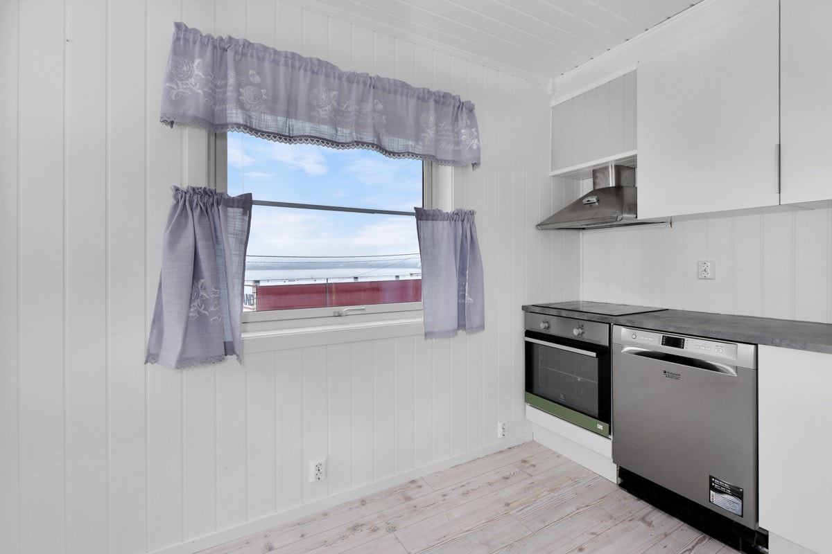 Kjøkkenet har innredning fra HTH i en tidløs stil, med glatte, hvite fronter. Galleribilde