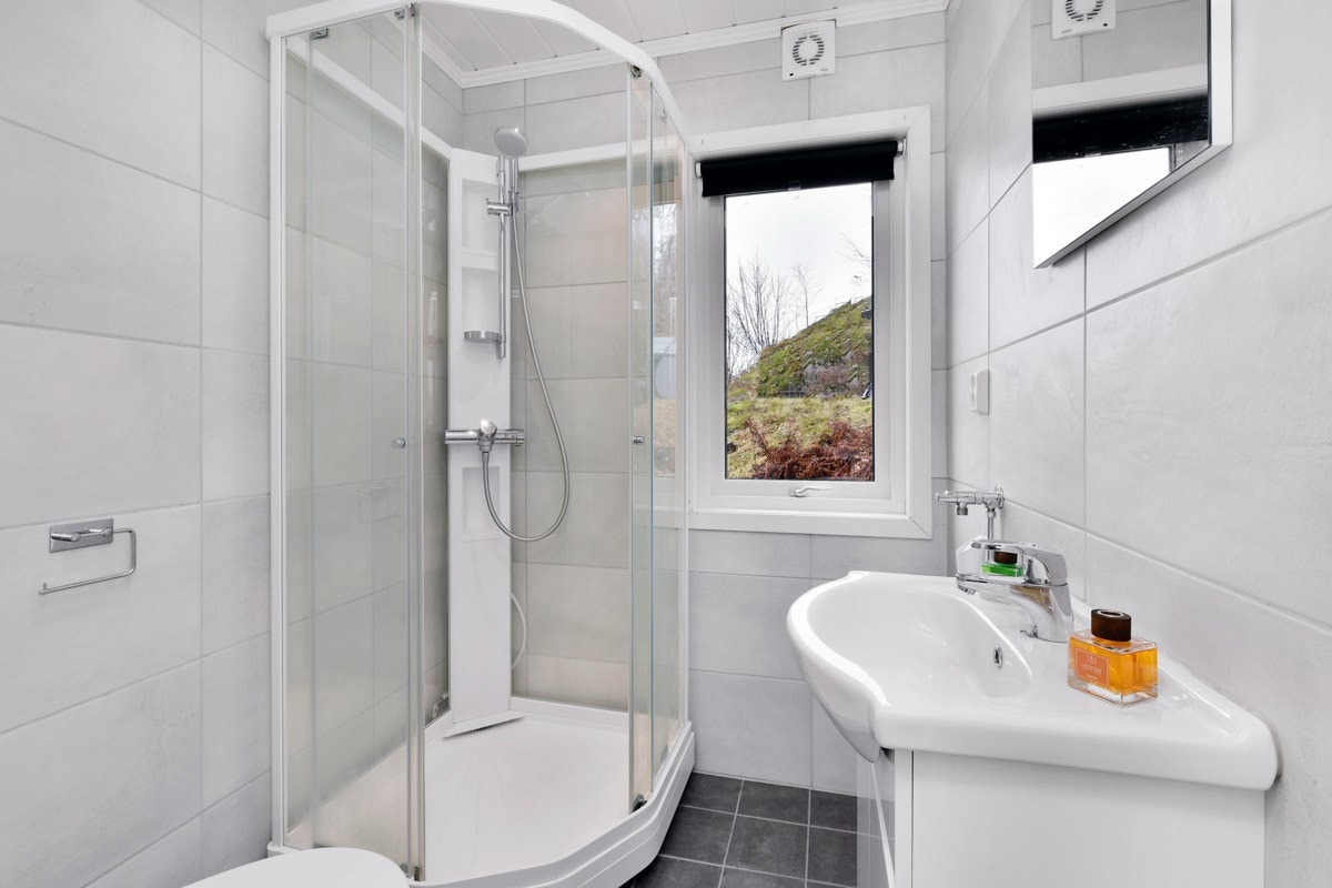 Badet i første etasje ble pusset opp i 2016 og her er det meste nytt - rørsystem, overflater og innredning. Galleribilde