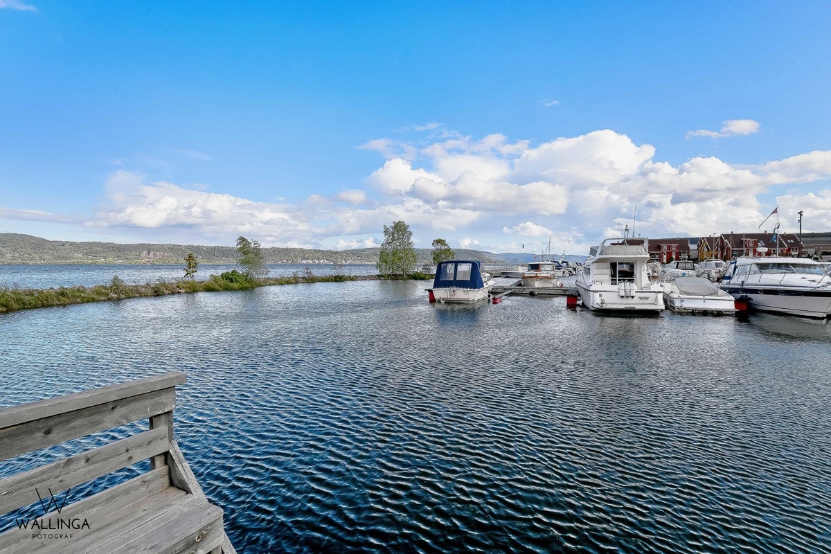 Fra eiendommen er det kort vei til blant annet skoler, barnehager, butikker og fjorden. Galleribilde