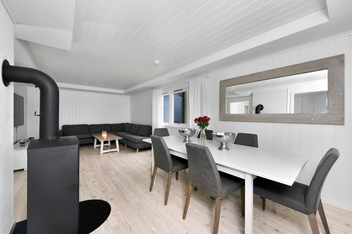 Stuen har hvitmalt panel i himling og på veggene, og lyst laminatgulv. Galleribilde