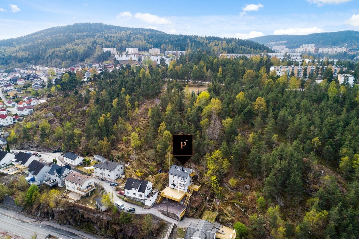 Oppgradert halvdel av tomannsbolig o/2 plan m/2 praktikantdeler - Potensielle leieinntekter kr 25 000,- pr mnd - Carport! Galleribilde