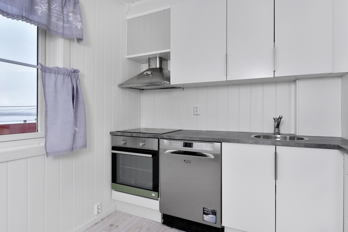 Benkeplaten er i grå laminat med oppvaskkum i stål. Galleribilde