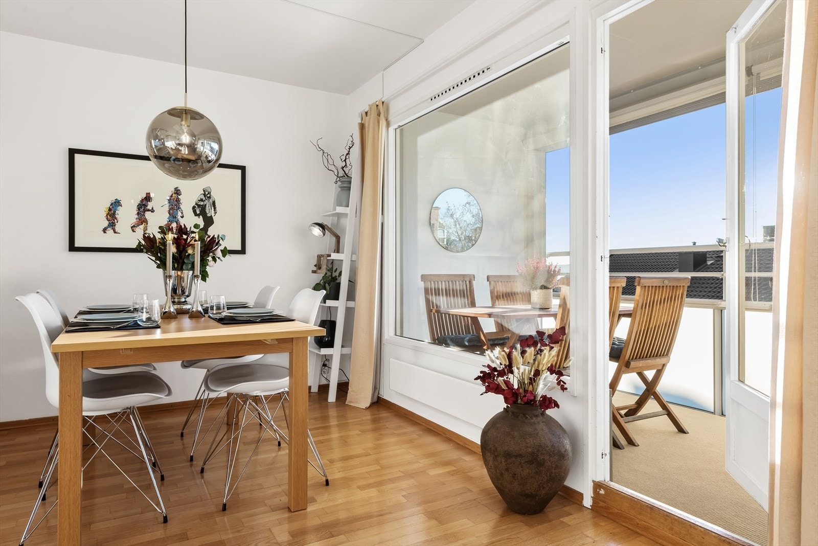 Her er det plass til stort spisebord med flott utsikt Galleribilde