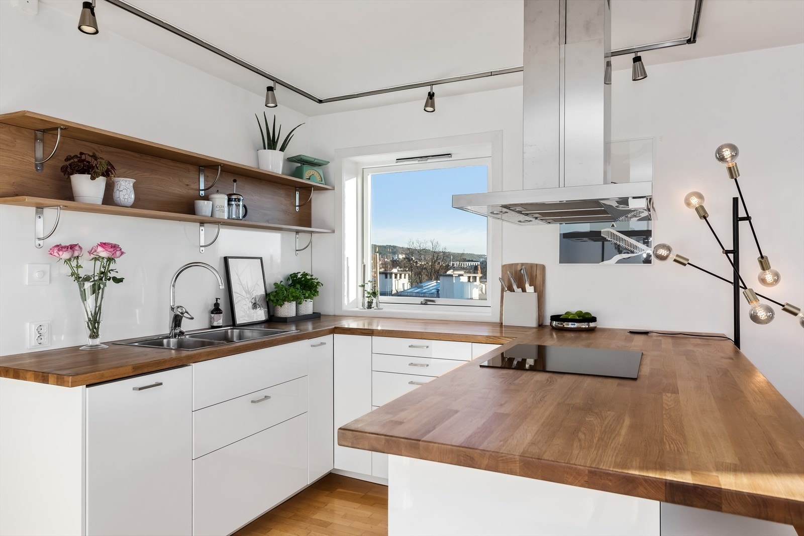 Godt med skap- og benkeplass Galleribilde
