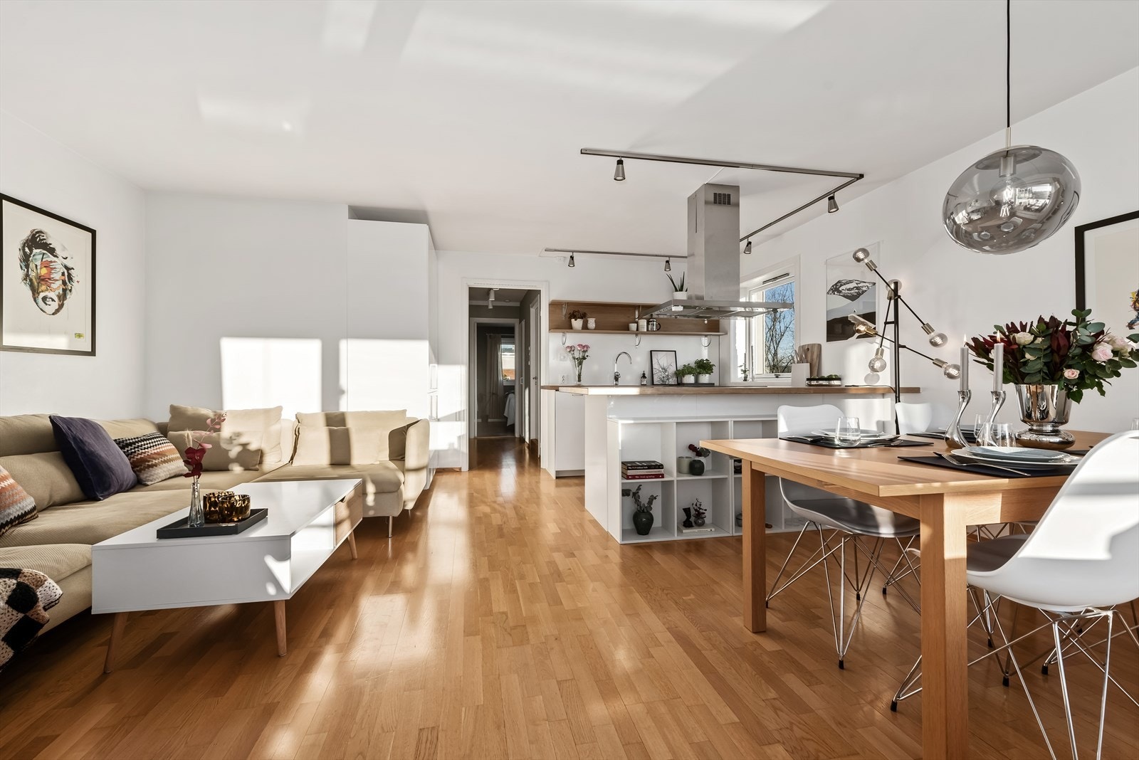I stuen er det rikelig med plass til stor sofa Galleribilde