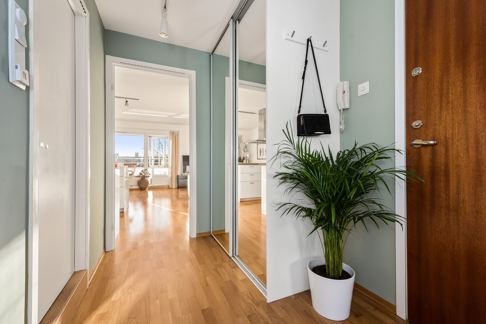 Romslig entré med skyvedørsgarderobe Galleribilde