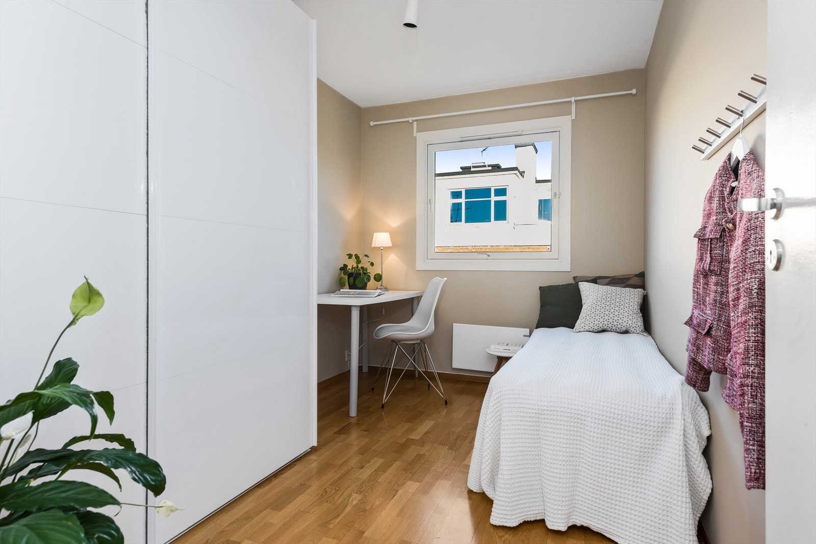 Soverommet har plass til dobbeltseng og har stort skyvedørsgarderobe Galleribilde