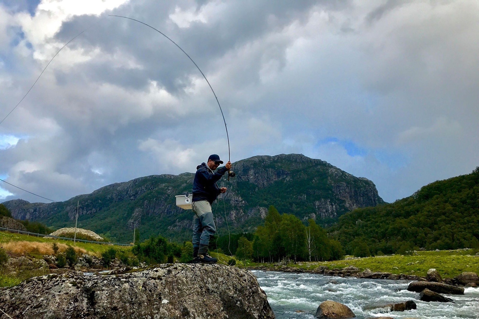 Laksefiske i Dirdalselva og Øvre Bjerkreimselva.
Foto: Trond Askildsen Galleribilde