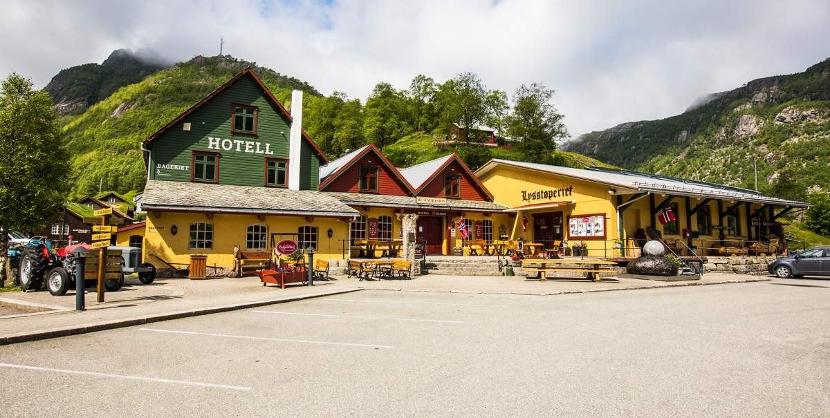 Byrkjedalstunet ligger ca 10min unna og tilbyr restaurant, bakeri, utsalg m.m Galleribilde