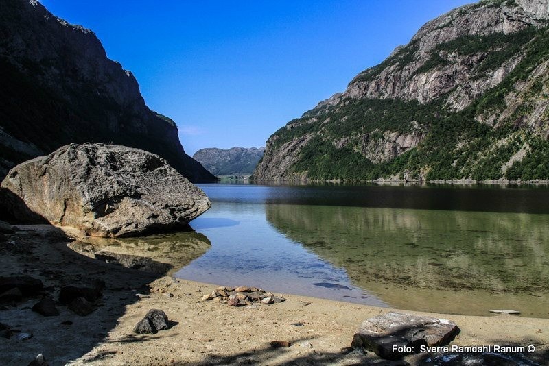 Populær badestrand i bunn av Gloppedalsura. Galleribilde