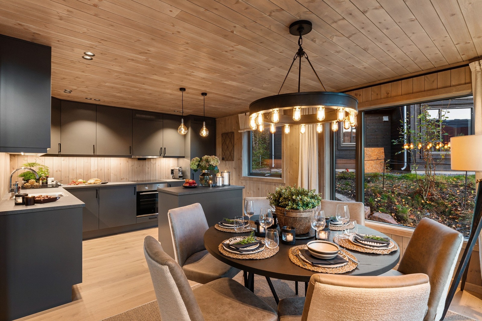 Kjøkken og spiseplass er synonymt med kvalitetstid med venner og familie. Galleribilde