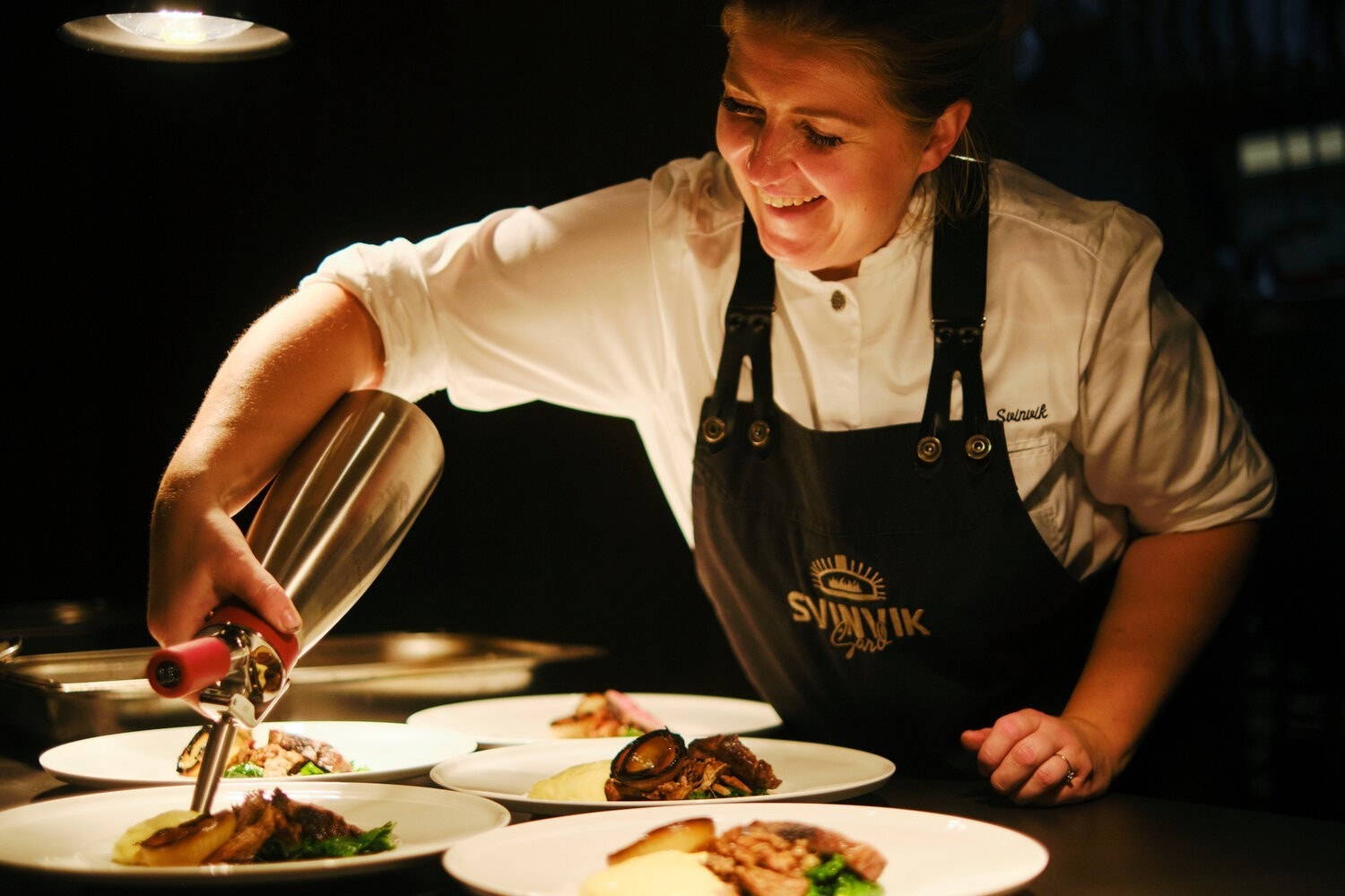 Svinvik Gard ligger ca. 45 min fra Tørsetmarka. På Svinvik Gard er råvarene plukket, fisket og ystet rett utenfor døra, og som gjest kan du selv følge med når dagens meny tilberedes med kunnskap og kjærlighet på den store steinovnen. Galleribilde